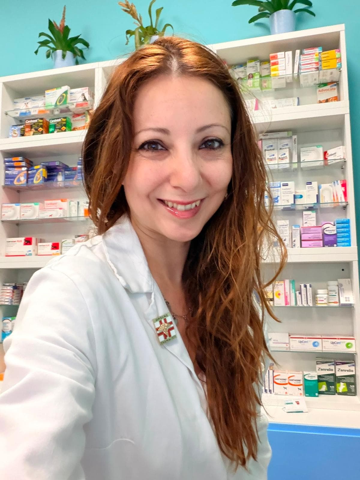 Foto ritratto della Dott.ssa Maria Francesca D'Agostino in farmacia